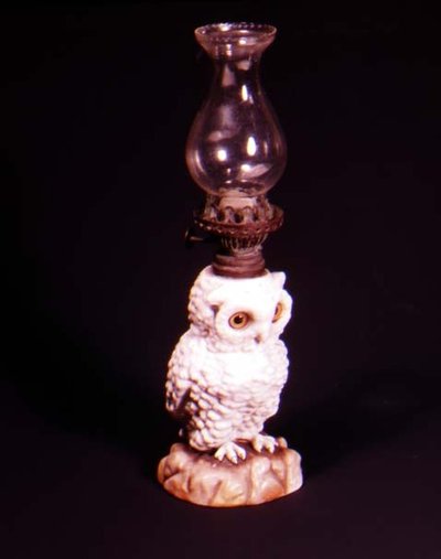 Kaya işi üzerine cam boncuk gözlü Doulton baykuşu, 1880 dolayları (seramik) by English School